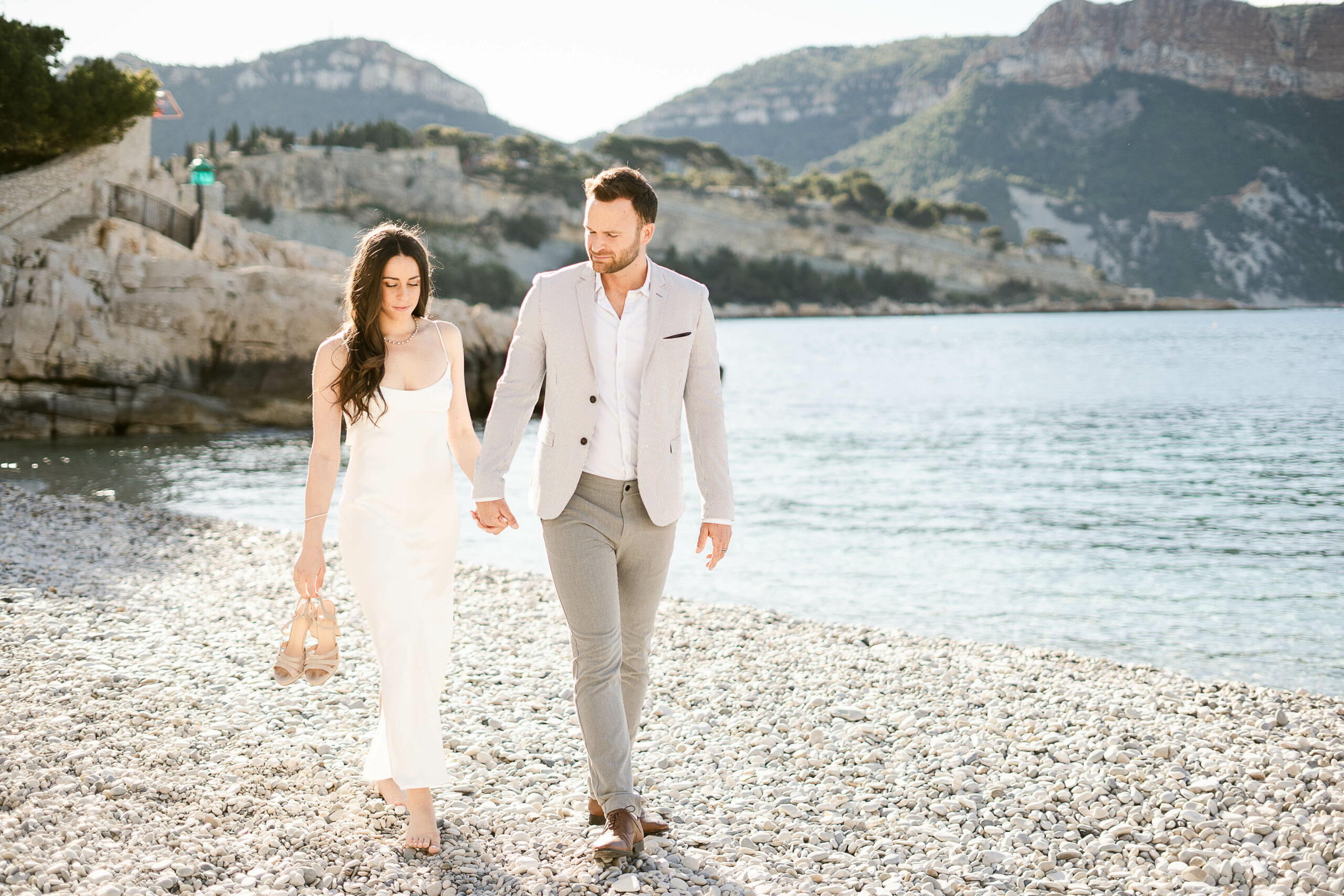 séance photo engagement sur une plage de Cassis