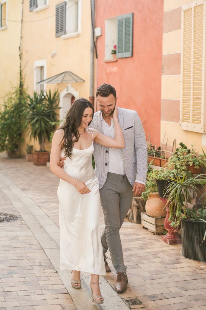 séance photo de couple dans les ruelles de Cassis- photographe mariage Julie Chef Photography