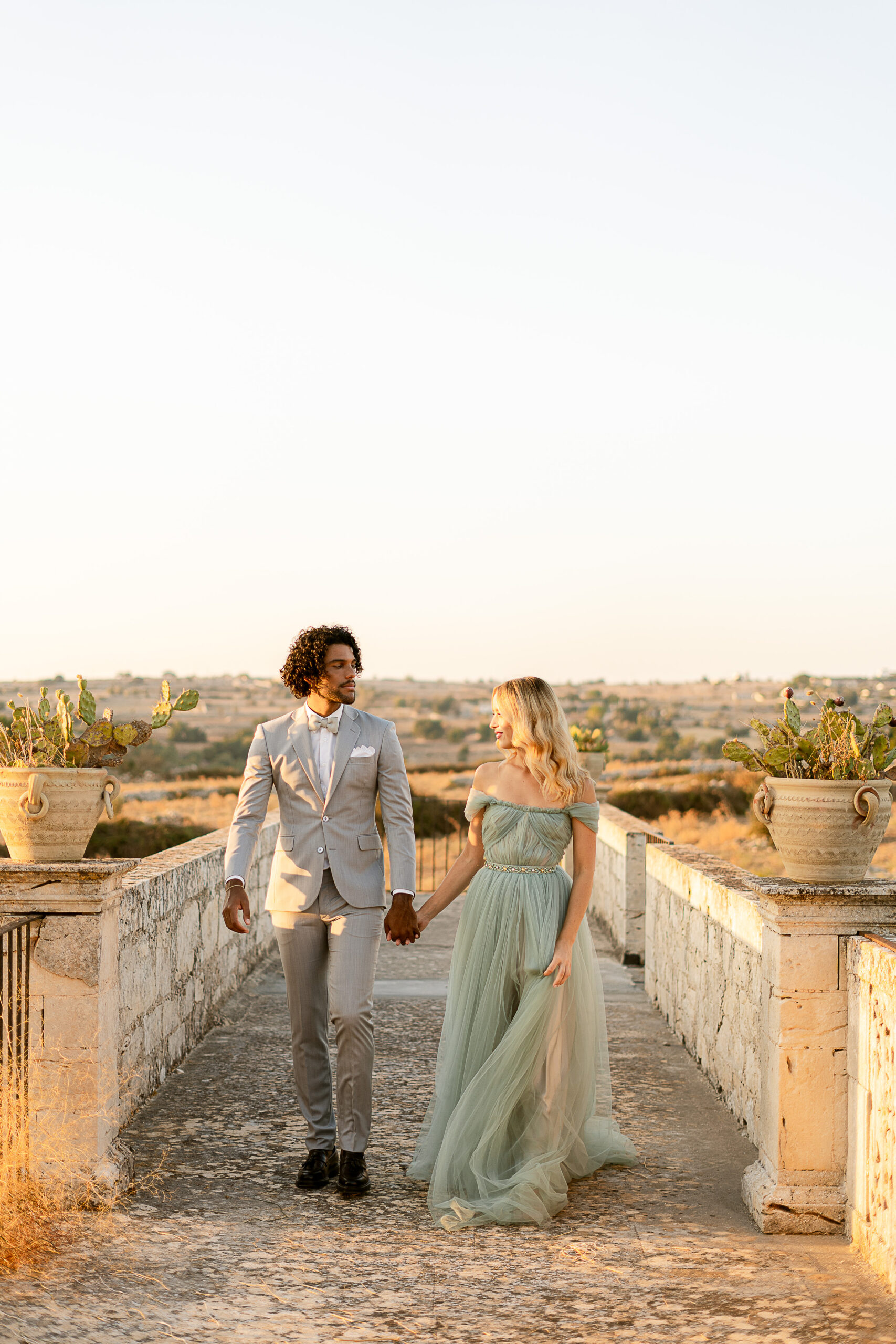 Moment romantique d’un couple dans la lumière dorée du crépuscule à la Villa Carcara. - photographe mariage Julie Chef Photography