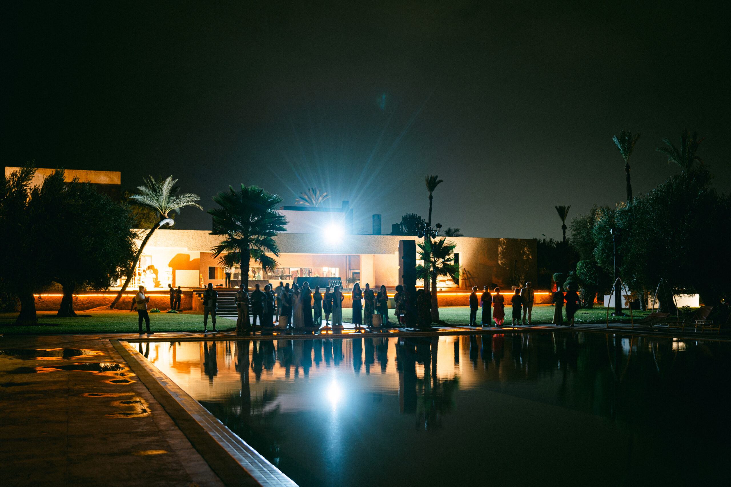 Vue nocturne du domaine Dar Sabra à Marrakech, éclairé par des lumières douces