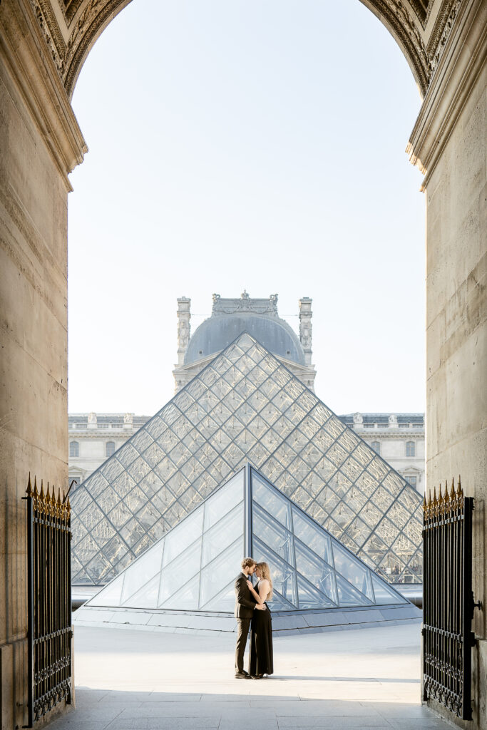 photo de couple devant le Louvre à Paris- photographe mariage Julie Chef Photography