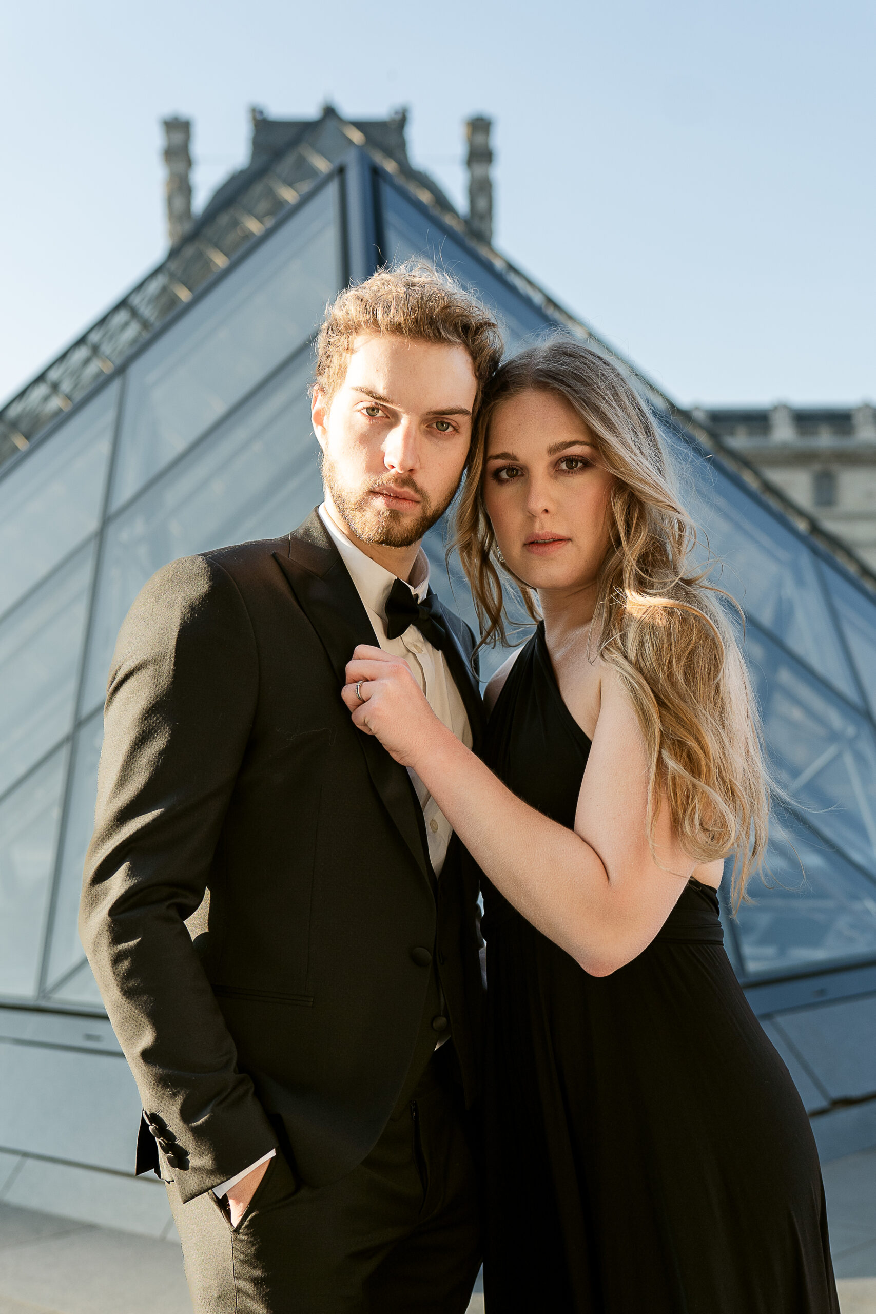 Photo de couple au Louvre à Paris – séance engagement parisienne