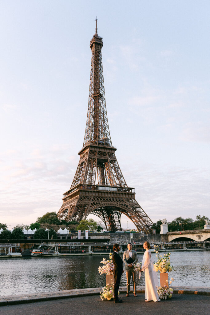 elopement de mariage au pied de la Tour Eiffel à Paris- photographe mariage Julie Chef Photography