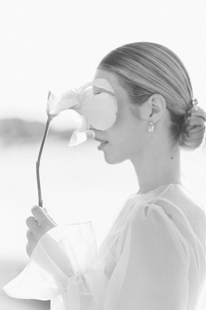photo mode éditorial d'une mariée tenant un iris dans ses mains - photographe mariage Julie Chef Photography