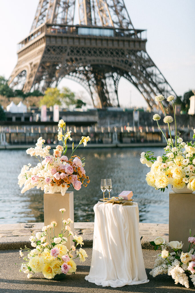floral scenography at the foot of the Eiffel Tower