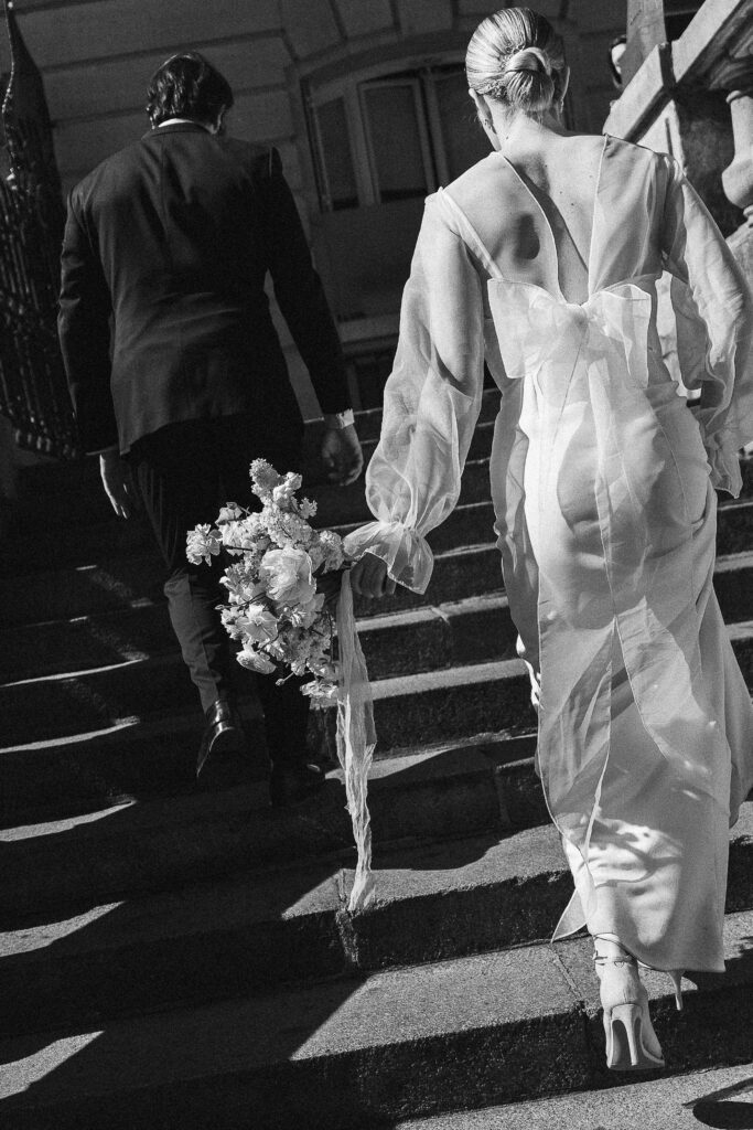 couple vue de dos en train de monter des escaliers - photographe mariage Julie Chef Photography