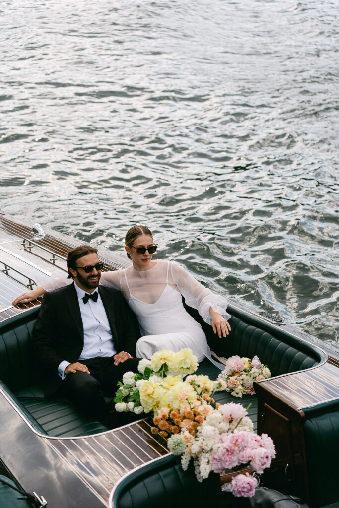 Moment romantique d’un couple sur un bateau type french riviera sur la Seine à Paris