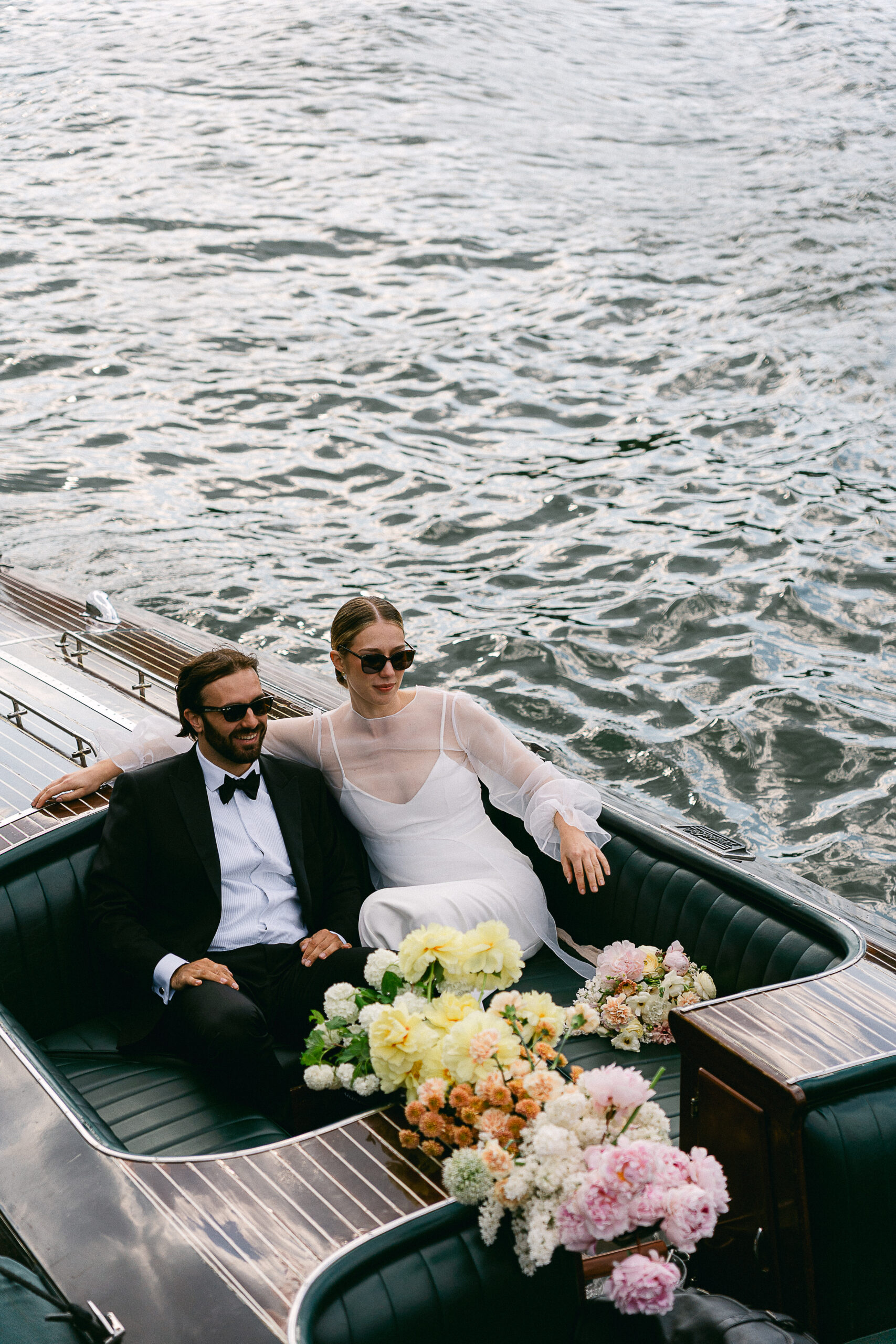 Moment romantique d’un couple sur un bateau type french riviera sur la Seine à Paris - photographe mariage Julie Chef Photography