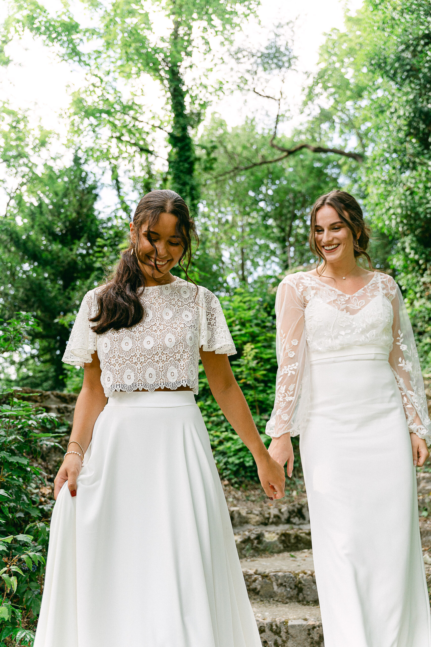 couple de femme rigolant et se tenant par la main - photographe mariage Julie Chef Photography