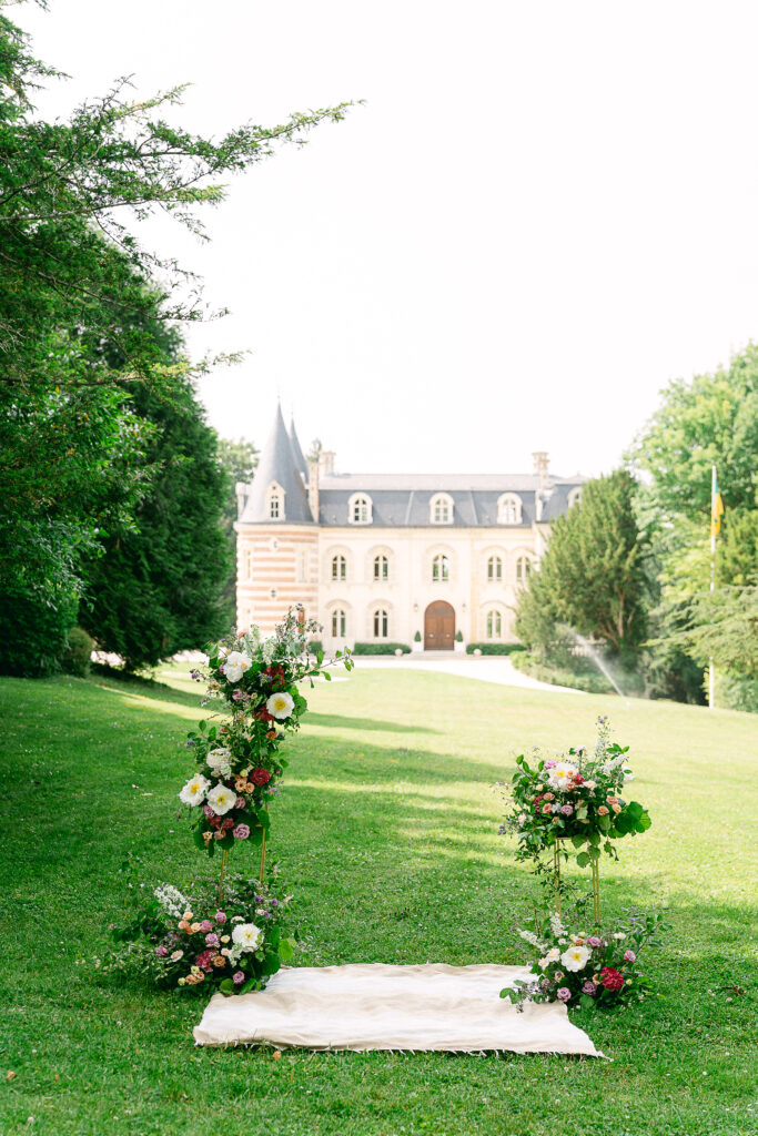 décoration floral devant le chateau comtesse lafond pour une demande en mariage- photographe mariage Julie Chef Photography