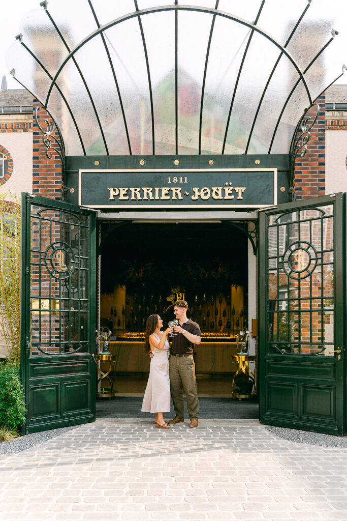 Séance photo de couple chez Perrier Jouet dans l'avenue de Champagne à Epernay- photographe mariage Julie Chef Photography