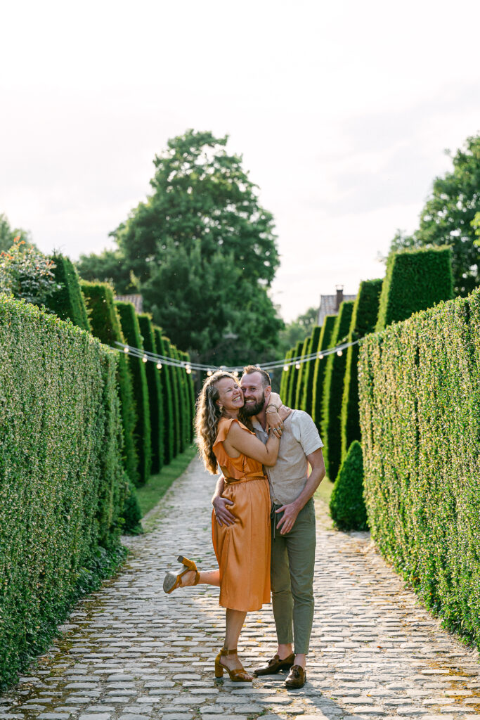 Couple se calinant dans une allée d'arbre au domaine de vaugency - photographe mariage Julie Chef Photography