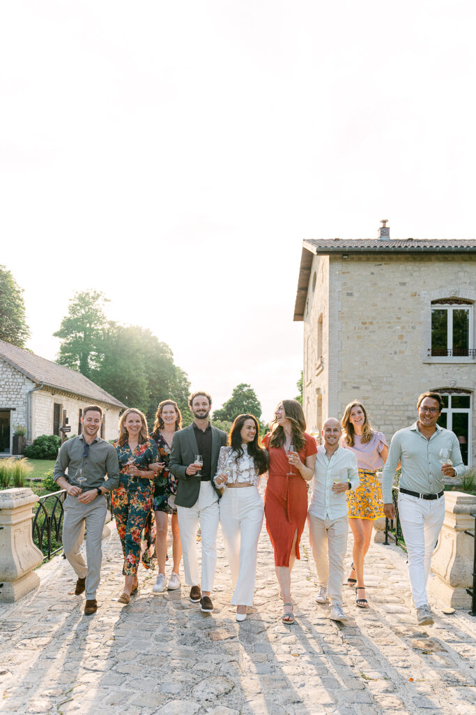 séances photos de groupe lors d'un mariage au domaine de vaugency - photographe mariage Julie Chef Photography