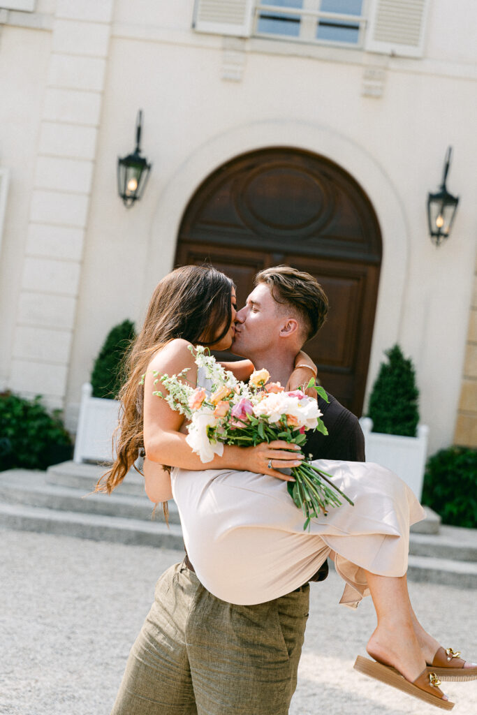 Homme portant sa future femme dans ses bras après lui avoir fait sa demande en mariage à Epernay- photographe mariage Julie Chef Photography