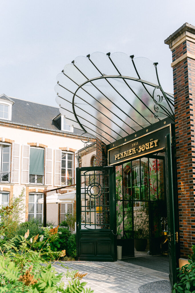 Façade de la maison Perrier Jouet de l'avenue de Champagne à Epernay- photographe mariage Julie Chef Photography