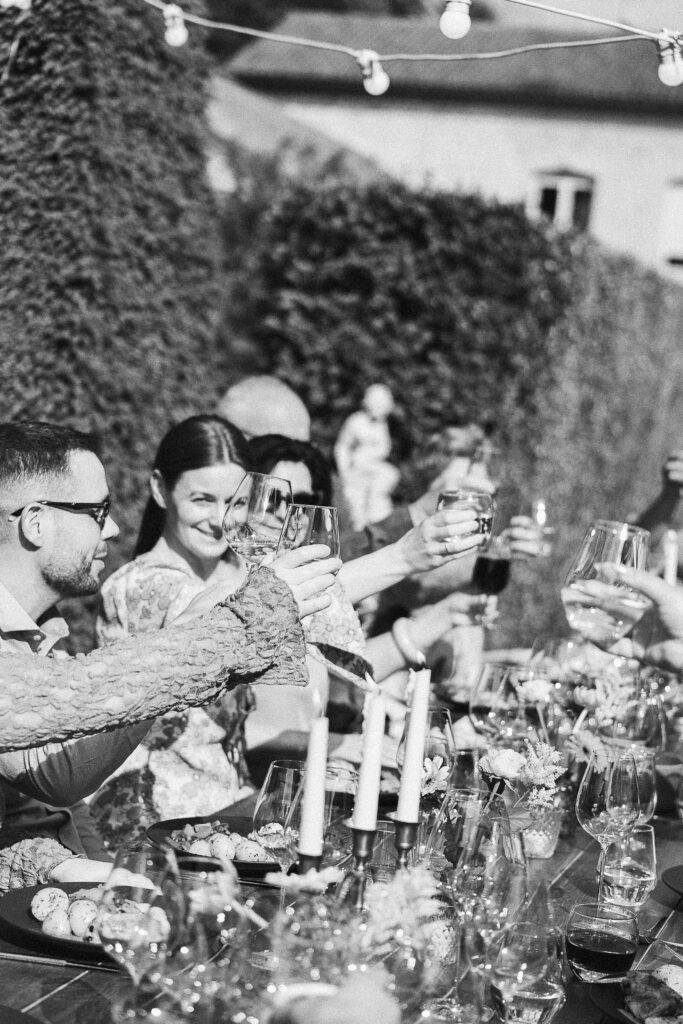 Invités en train de trinquer lors d'un mariage - photographe mariage Julie Chef Photography