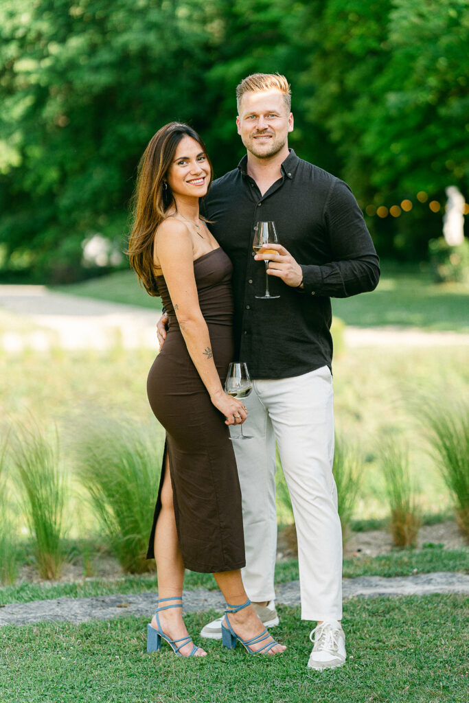 Couple posant devant mon objectif dans une ville de Champagne- photographe mariage Julie Chef Photography