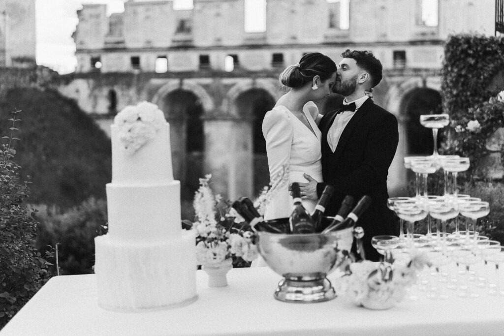 Couple in the process of skiss at the chateau de Fere in Tardennois