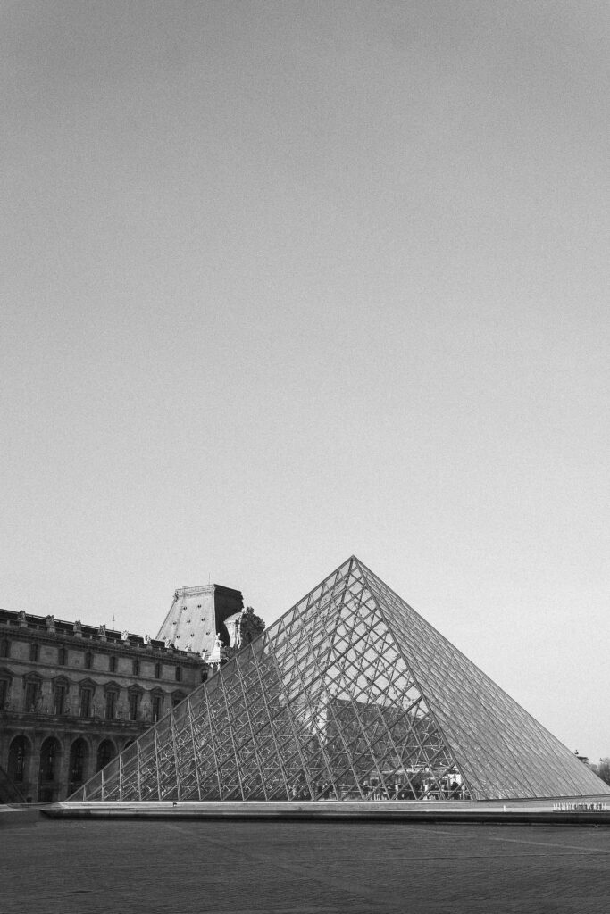 photo de la pyramide du Louvre en noir et blanc