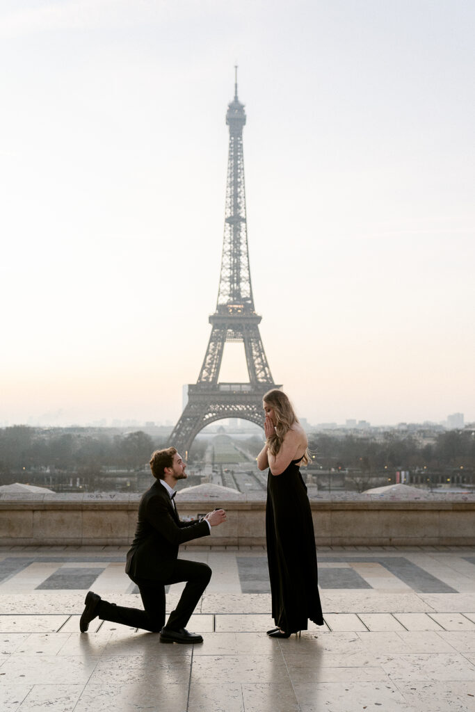 Séance photo de couple pour une demande en mariage devant la tour eiffel- photographe mariage Julie Chef Photography