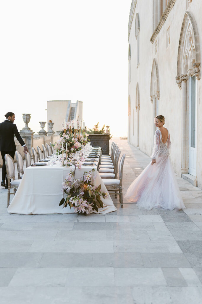 mariés découvrant leur table de mariage en Sicile- photographe mariage Julie Chef Photography
