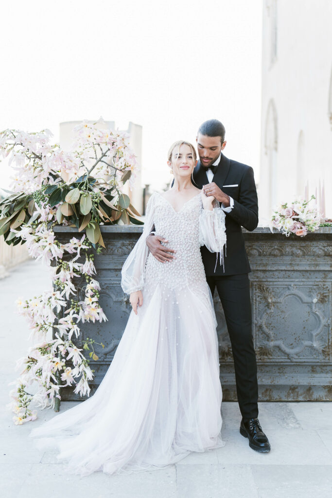 couple posant devant un décor floral en Sicile - photographe mariage Julie Chef Photography