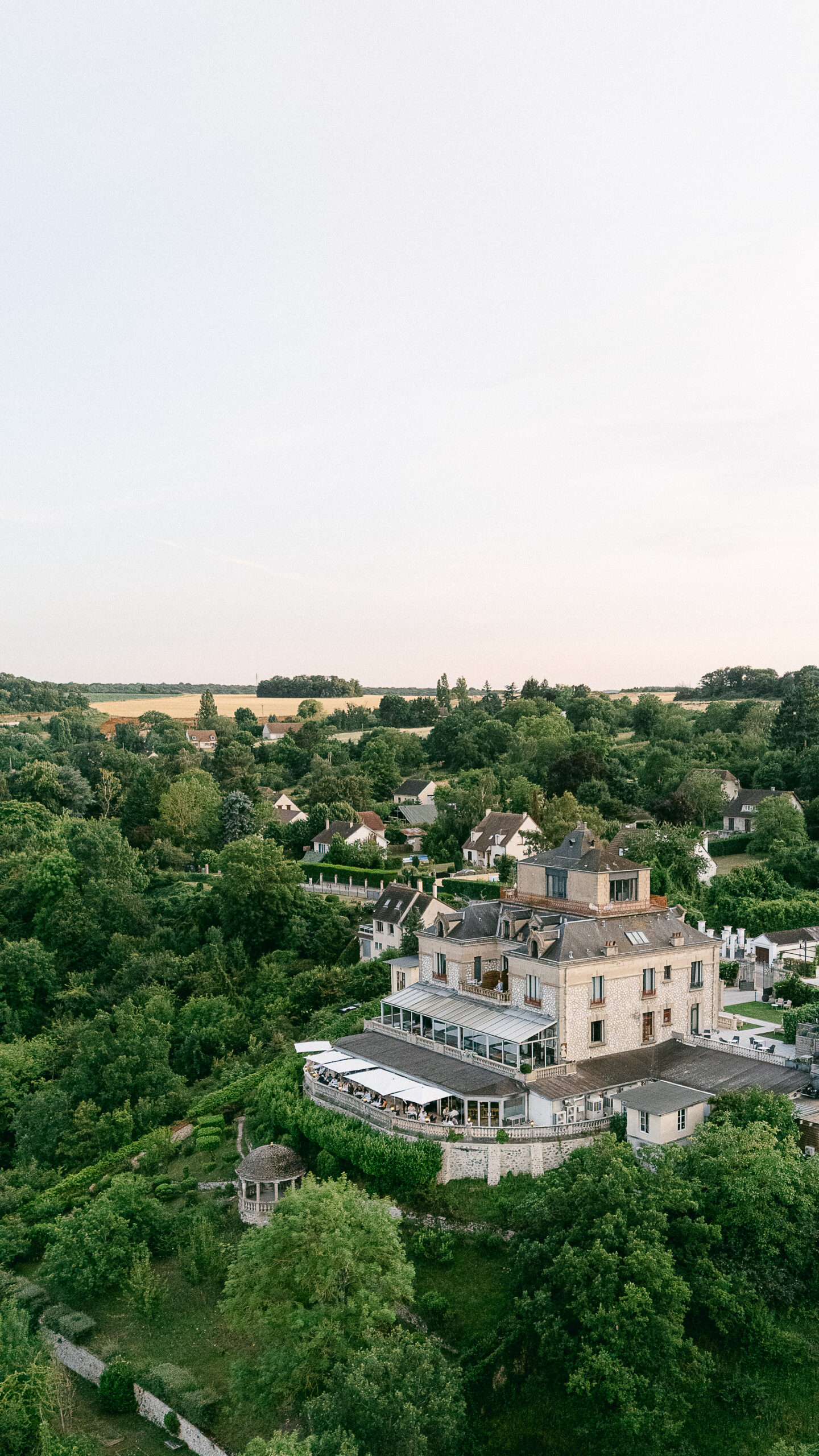 Vue aérienne d'un mariage au domaine de la Corniche en France-juliec chef photography