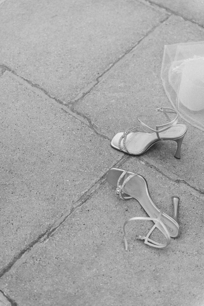 chaussures Dior posées au sol – photo éditoriale Julie Chef Photography.