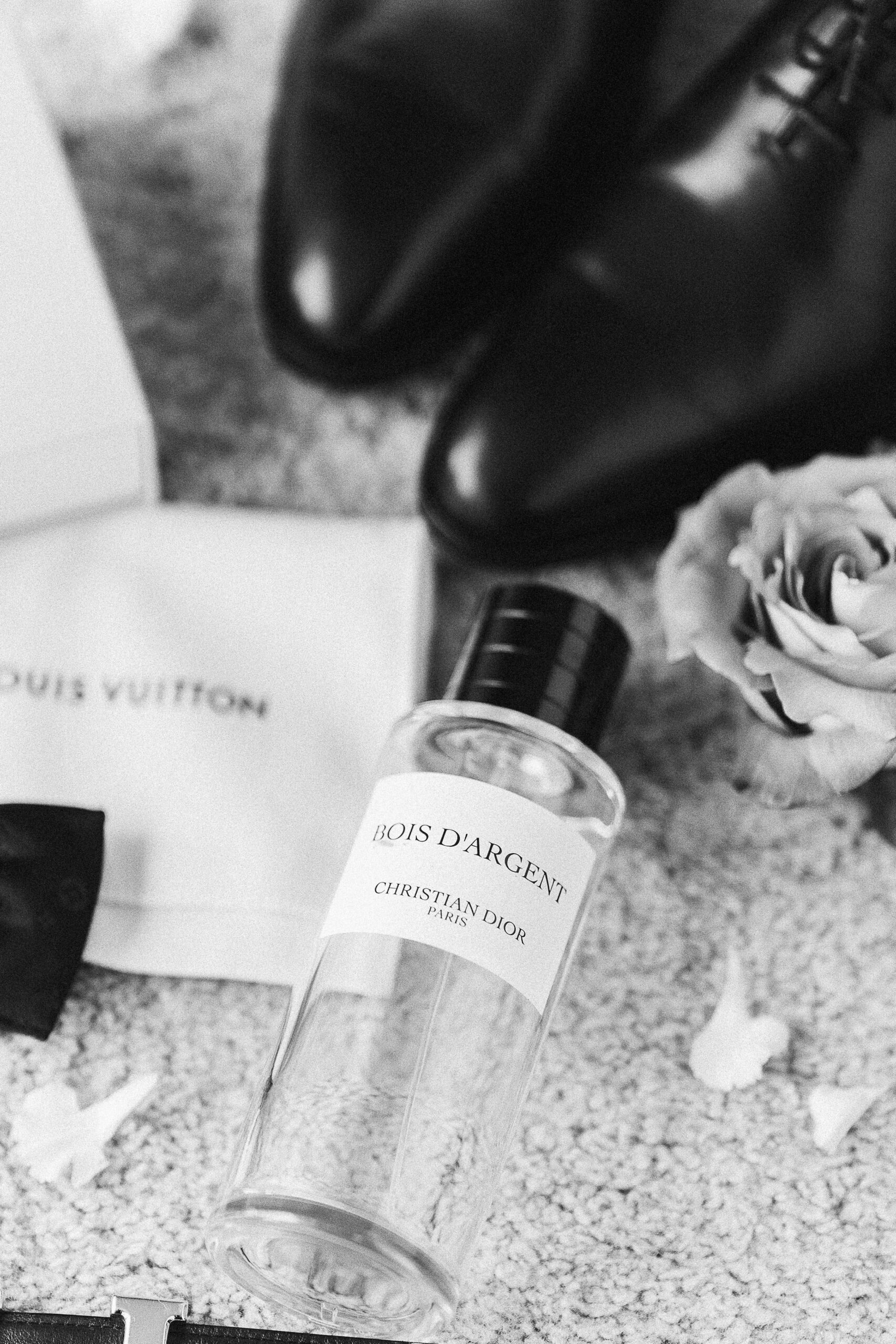 Accessoires de mode du marié signés Louis Vuitton et Christian Dior, photographie éditoriale de luxe par Julie Chef Photography.