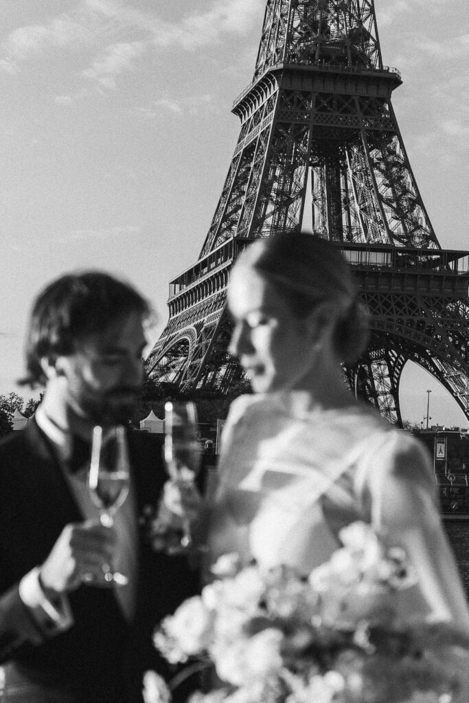 Couple britannique trinquant au Champagne devant la Tour Eiffel, Julie Chef Photography