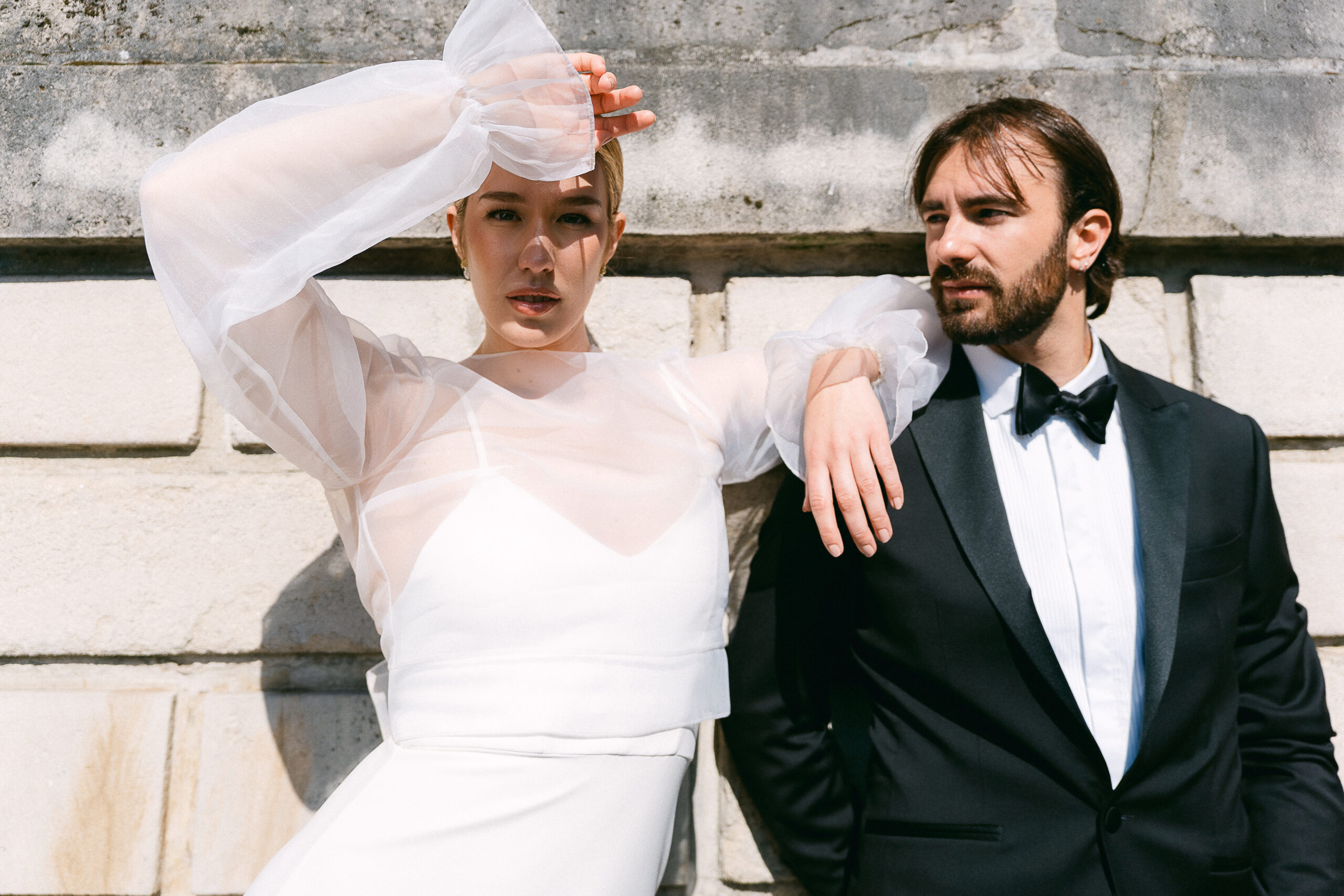 Couple élégant et glamour à Paris, shooting mode dans la rue de Camoëns