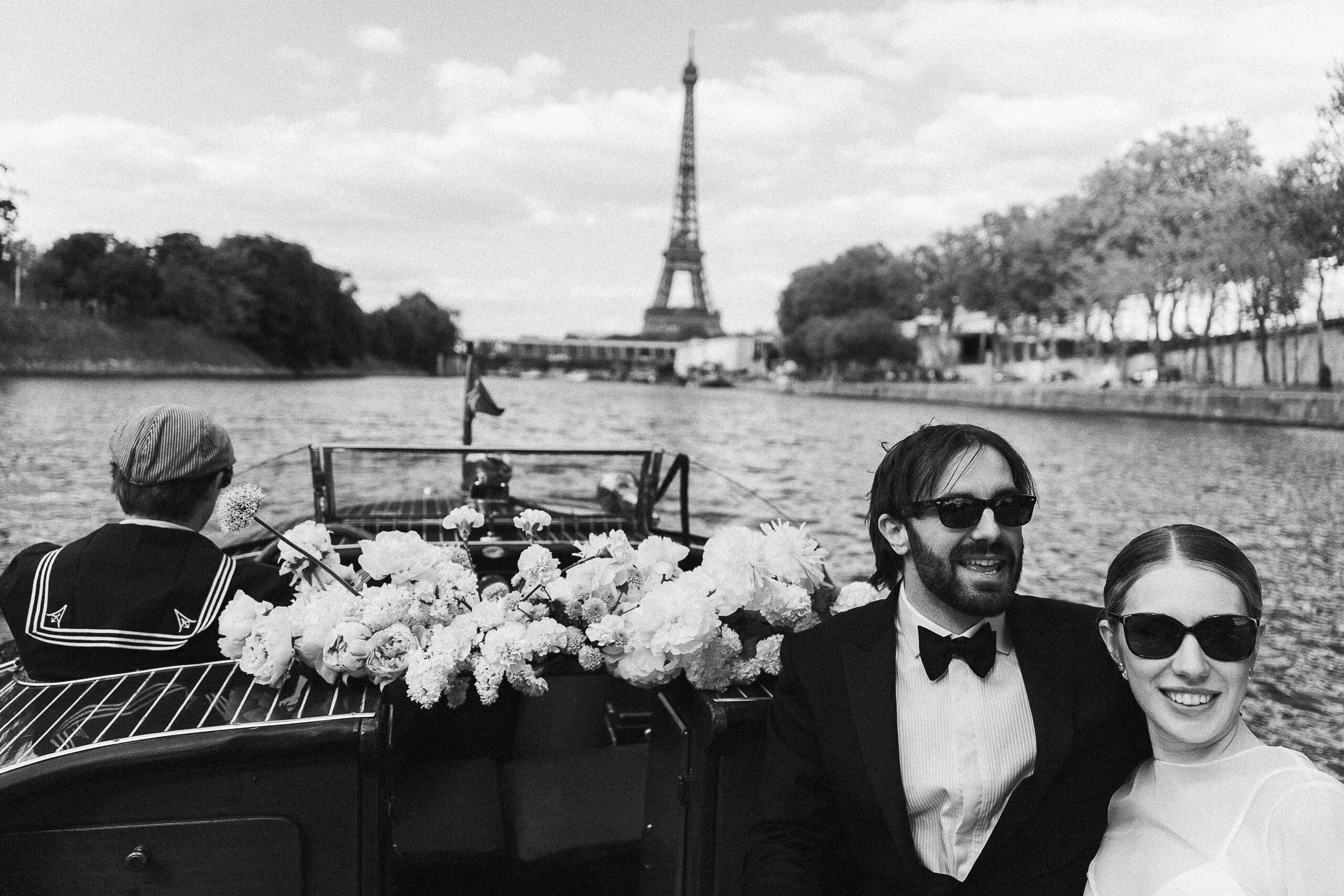 mariés sur le Seine lors d'un elopment au pied de la tour Eiffel