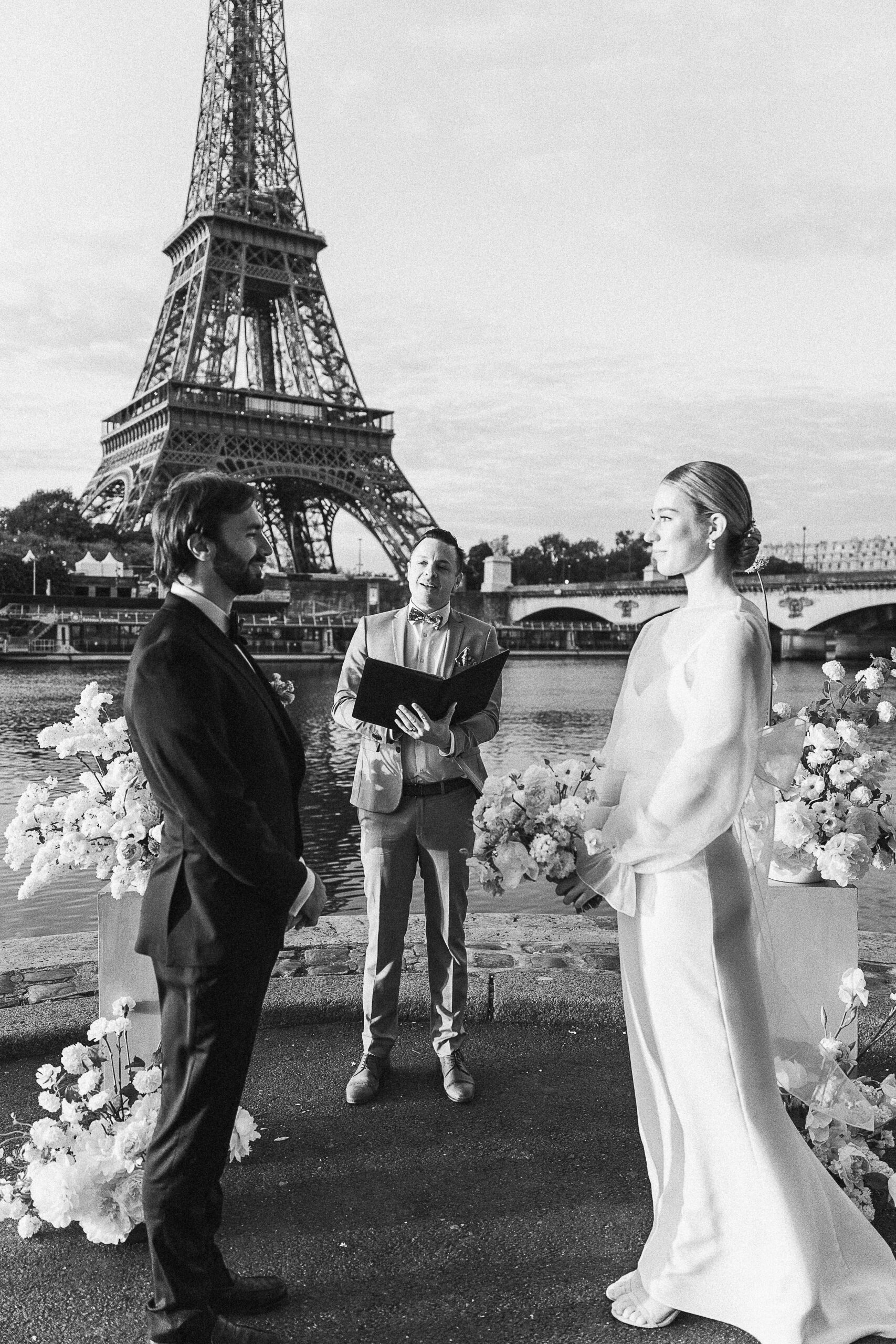 Échange de vœux d’un couple britannique devant la Tour Eiffel, cérémonie romantique en plein cœur de Paris