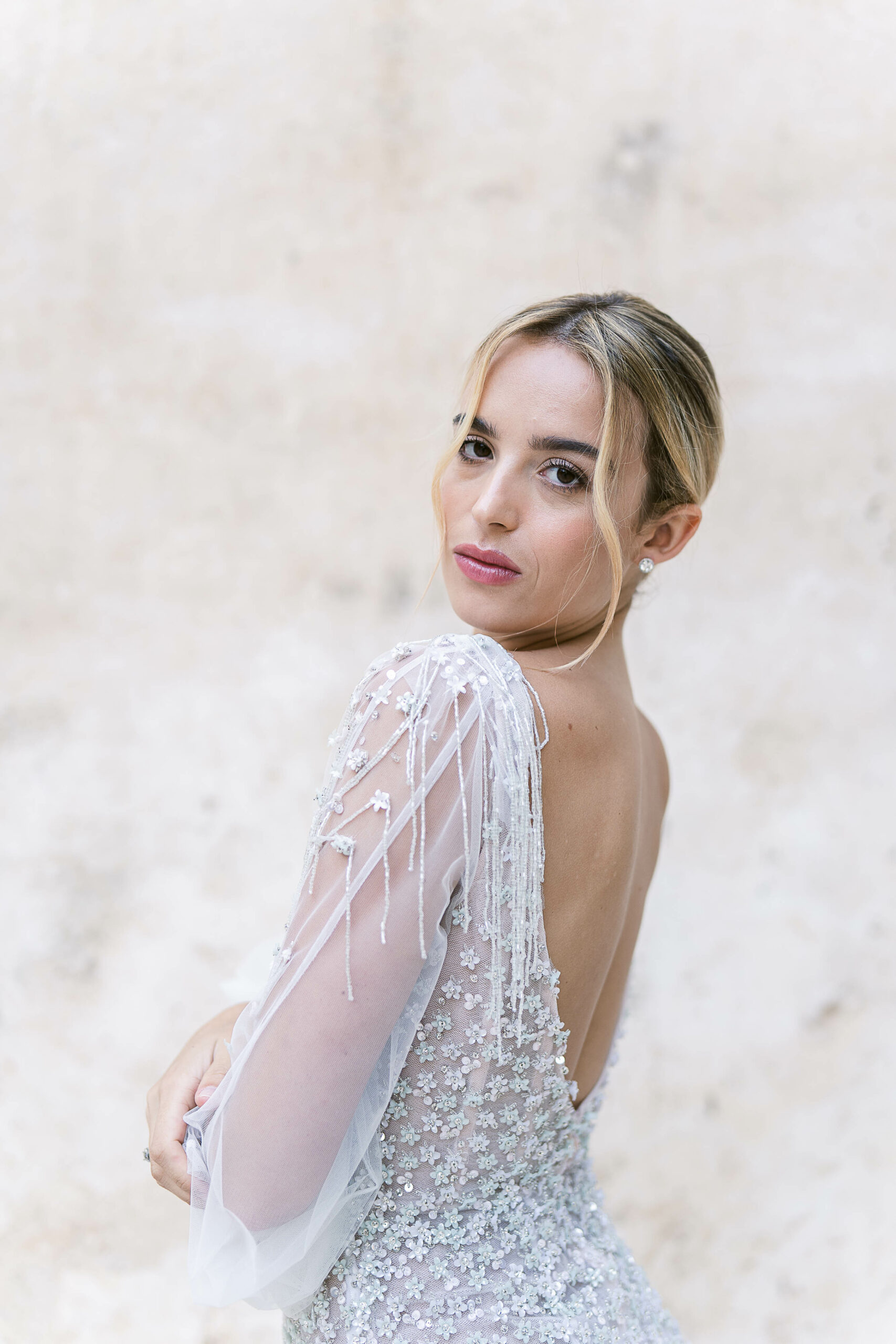 photo mode éditorial d'une mariée regardant l'objectif de Julie Chef Photography